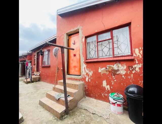 10 BEDROOM HOUSE FOR SALE IN ENTSHONALANGA